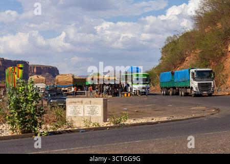 Regione di Amhara, Etiopia - 19 aprile 2019: Rotta di trasporto vitale con grandi camion merci che fanno una pausa nel terreno montuoso della regione di Amhara Foto Stock