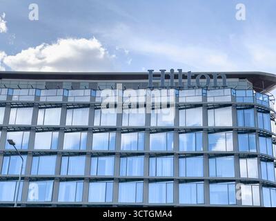 21 settembre 2025, Astana, Repubblica del Kazakistan: Moderno edificio alberghiero Hilton Foto Stock