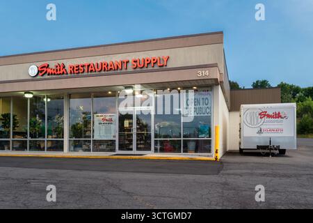 DeWitt, New York - 30 luglio 2025: Smith Housewares & Restaurant Supply è un'azienda a conduzione familiare con sede a DeWitt, New York, specializzata in utensili da cucina e attrezzature per la cucina Foto Stock