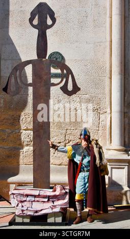 Partecipa alle feste di El Cid in tradizionale costume medievale con una spada di ferro gigante presso la porta della città dell'Arco di Santa Maria, la Castiglia di Burgos e León Spagna Foto Stock