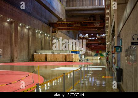 Itaipu Binacional, Brasile - 22 giugno 2025: Vista grandangolare all'interno dell'imponente sala turbine della centrale idroelettrica di Itaipu, progettata per la manutenzione. Foto Stock