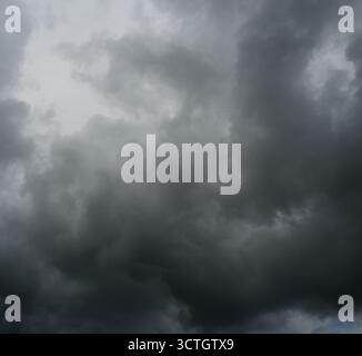 Cumulonimbus formazioni di nubi sul cielo tropicale , Nimbus movimento , sfondo astratto dal fenomeno naturale e nuvole grigie hunk , della Thailandia Foto Stock