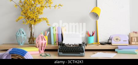 Posto di lavoro con macchina da scrivere sul tavolo in camera Foto Stock