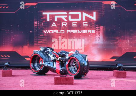 6 ottobre 2025, Los Angeles, California, Stati Uniti: Tron Lightcycle, atmosfera generale alla prima mondiale di Tron Ares al TCL Chinese Theatre IMAX (Credit Image: © Nina Prommer/ZUMA Press Wire) SOLO PER USO EDITORIALE! Non per USO commerciale! Foto Stock
