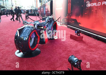 6 ottobre 2025, Los Angeles, California, Stati Uniti: Tron Lightcycle, atmosfera generale alla prima mondiale di Tron Ares al TCL Chinese Theatre IMAX (Credit Image: © Nina Prommer/ZUMA Press Wire) SOLO PER USO EDITORIALE! Non per USO commerciale! Foto Stock