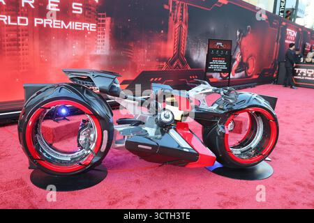 6 ottobre 2025, Los Angeles, California, Stati Uniti: Tron Lightcycle, atmosfera generale alla prima mondiale di Tron Ares al TCL Chinese Theatre IMAX (Credit Image: © Nina Prommer/ZUMA Press Wire) SOLO PER USO EDITORIALE! Non per USO commerciale! Foto Stock