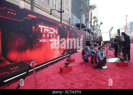 6 ottobre 2025, Los Angeles, California, Stati Uniti: Tron Lightcycle, atmosfera generale alla prima mondiale di Tron Ares al TCL Chinese Theatre IMAX (Credit Image: © Nina Prommer/ZUMA Press Wire) SOLO PER USO EDITORIALE! Non per USO commerciale! Foto Stock