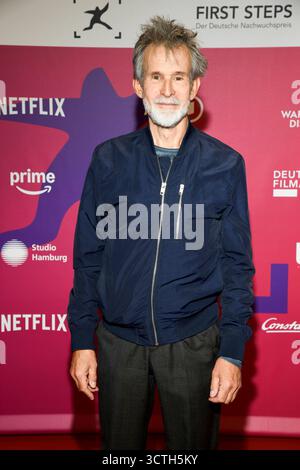 abb Ulrich Matthes zu Gast auf dem roten Teppich bei der 26.Verleihung des First Steps Awards 2025 im Theater des Westens a Berlino AM 06.10.2025 Berlin Deutschland *** abb Ulrich Matthes sul Red carpet alla cerimonia dei 26th First Steps Awards 2025 al Theater des Westens di Berlino il 6 10 2025 Berlino Germania Foto Stock