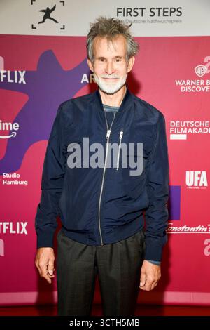 abb Ulrich Matthes zu Gast auf dem roten Teppich bei der 26.Verleihung des First Steps Awards 2025 im Theater des Westens a Berlino AM 06.10.2025 Berlin Deutschland *** abb Ulrich Matthes sul Red carpet alla cerimonia dei 26th First Steps Awards 2025 al Theater des Westens di Berlino il 6 10 2025 Berlino Germania Foto Stock