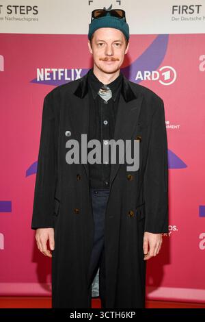 abb Merlin Sandmeyer zu Gast auf dem roten Teppich bei der 26.Verleihung des First Steps Awards 2025 im Theater des Westens a Berlino AM 06.10.2025 Berlin Deutschland *** abb Merlin Sandmeyer sul tappeto rosso alla cerimonia dei 26th First Steps Awards 2025 al Theater des Westens di Berlino il 06 10 2025 Berlino Germania Foto Stock