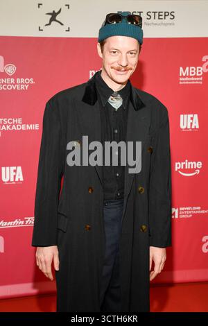 abb Merlin Sandmeyer zu Gast auf dem roten Teppich bei der 26.Verleihung des First Steps Awards 2025 im Theater des Westens a Berlino AM 06.10.2025 Berlin Deutschland *** abb Merlin Sandmeyer sul tappeto rosso alla cerimonia dei 26th First Steps Awards 2025 al Theater des Westens di Berlino il 06 10 2025 Berlino Germania Foto Stock