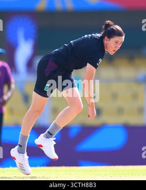 Guwahati, India. 7 ottobre 2025. NAT Sciver Brunt (Capitano) dell'Inghilterra si sta allenando durante la partita di Coppa del mondo femminile ICC England Women vs Bangladesh Women all'ACA Barsapara Cricket Stadium, Guwahati, Assam/ India, 7 ottobre 2025 (foto di Shubhajit Roy Karmakar/News Images) a Guwahati, India, il 7/10/2025. (Foto di Shubhajit Roy Karmakar/News Images/Sipa USA) credito: SIPA USA/Alamy Live News Foto Stock