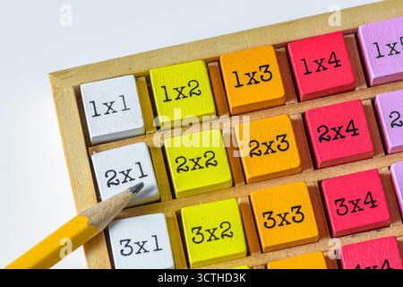 tavolino di moltiplicazione in legno colorato con matita, giocattolo didattico per bambini Foto Stock