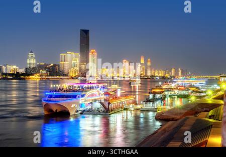 Fiume Yangtze e grattacieli, vista notturna della città di Wuhan, Cina. Foto Stock