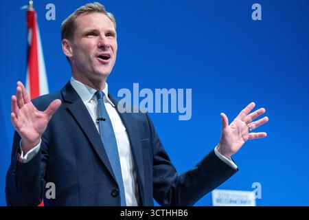 Manchester, Regno Unito. 7 ottobre 2025. Manchester, Regno Unito. 7 ottobre 2025. Chris Philip parlamentare Conservative Shadow Home Secretary parla alla MANCHESTER Conservative Conference, 2025 foto: Garyrobertsphotography Credit: GaryRobertsphotography/Alamy Live News Foto Stock