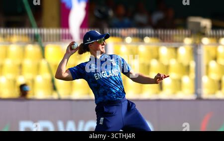 Guwahati, India. 7 ottobre 2025. Emma Lamb dell'Inghilterra durante la partita di Coppa del mondo femminile ICC England Women vs Bangladesh Women at ACA Barsapara Cricket Stadium, Guwahati, Assam/ India, 7 ottobre 2025 (foto di Shubhajit Roy Karmakar/News Images) a Guwahati, India, il 7/10/2025. (Foto di Shubhajit Roy Karmakar/News Images/Sipa USA) credito: SIPA USA/Alamy Live News Foto Stock
