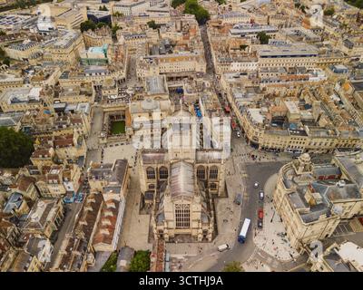 Bath Inghilterra: 27 luglio 2025: L'affascinante vista dei droni mette in mostra la grandiosa struttura dell'Abbazia di Bath circondata da affascinanti strade ed edifici storici in B Foto Stock