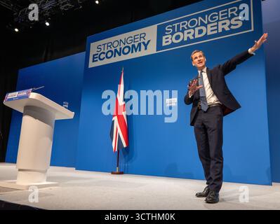 Manchester, Regno Unito. 7 ottobre 2025. Manchester, Regno Unito. 7 ottobre 2025. Chris Philip parlamentare Conservative Shadow Home Secretary parla alla MANCHESTER Conservative Conference, 2025 foto: Garyrobertsphotography Credit: GaryRobertsphotography/Alamy Live News Foto Stock