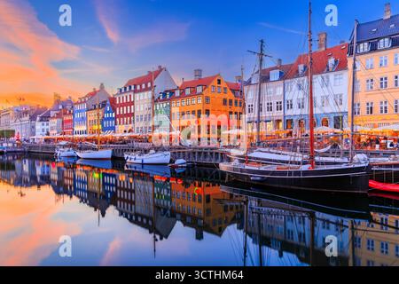 Copenaghen, Danimarca. Lungomare di Nyhavn, colorate facciate e vecchie navi lungo il canale. Foto Stock