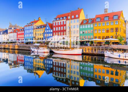 Copenaghen, Danimarca. Lungomare di Nyhavn, colorate facciate e vecchie navi lungo il canale. Foto Stock