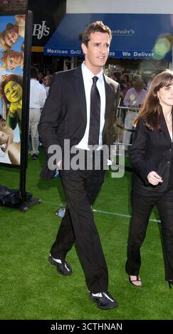 Rupert Everett alla prima Shrek 2 tenutasi al Mann Village Theatre. Westwood, Los Angeles, 8 maggio 2004 Foto Stock