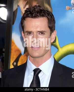 Rupert Everett alla prima Shrek 2 tenutasi al Mann Village Theatre. Westwood, Los Angeles, 8 maggio 2004 Foto Stock