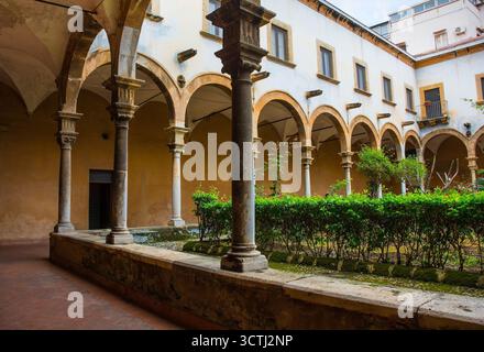 Il chiostro del Santuario Santa Rita da Cascia, chiamato anche Chiesa di Sant'Agostino, a Palermo, Sicilia, Italia. Un mix di medievale e rinascimentale Foto Stock