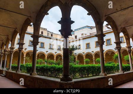 Il chiostro del Santuario Santa Rita da Cascia, chiamato anche Chiesa di Sant'Agostino, a Palermo, Sicilia, Italia. Un mix di medievale e rinascimentale Foto Stock