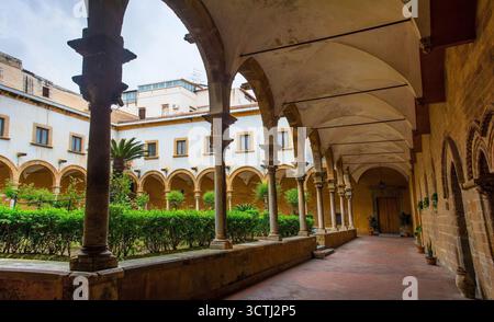 Il chiostro del Santuario Santa Rita da Cascia, chiamato anche Chiesa di Sant'Agostino, a Palermo, Sicilia, Italia. Un mix di medievale e rinascimentale Foto Stock