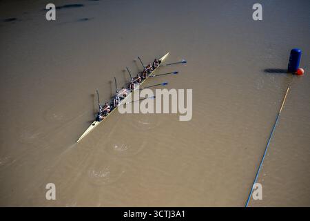 Squadra femminile dell'Università di Oxford durante una regata internazionale tra l'Helios CN - USJ vs. Oxford University per commemorare il centenario della H Foto Stock