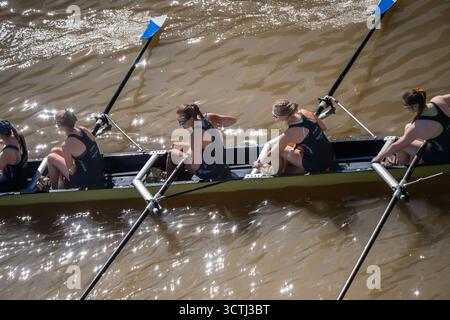 Squadra femminile dell'Università di Oxford durante una regata internazionale tra l'Helios CN - USJ vs. Oxford University per commemorare il centenario della H Foto Stock