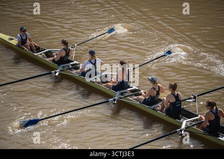 Squadra femminile dell'Università di Oxford durante una regata internazionale tra l'Helios CN - USJ vs. Oxford University per commemorare il centenario della H Foto Stock