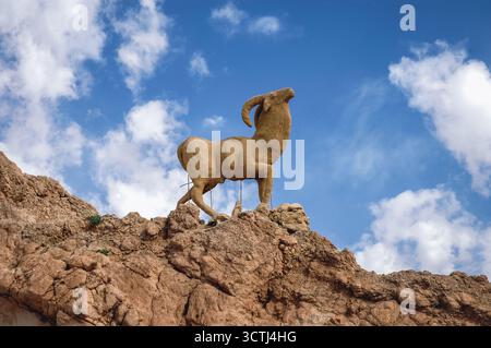 Statua della capra di montagna nell'oasi di montagna di Chebika nel Governatorato di Tozeur, Tunisia Foto Stock
