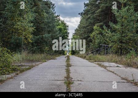 Strada per il sistema radar sovietico Duga-3 nella centrale nucleare di Chernobyl zona di Alienation, Ucraina Foto Stock