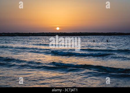 Tramonto sul Mar Mediterraneo nella città di Tel Aviv, Israele Foto Stock