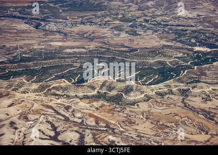 Vista aerea dalla finestra dell'aereo con Moglia Wind Farm nel paese dell'isola di Cipro Foto Stock