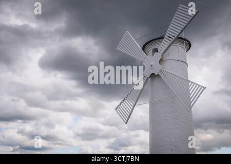 Si chiama Stawa Mlyny faro a forma di mulino a vento nella città di Swinoujscie sul Mar Baltico, in Polonia Foto Stock