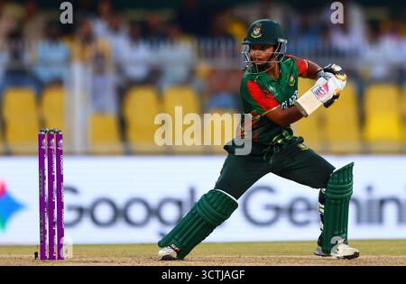 Guwahati, India. 7 ottobre 2025. Sobhana Mostary del Bangladesh durante la partita di Coppa del mondo femminile ICC Inghilterra donne vs Bangladesh donne all'ACA Barsapara Cricket Stadium, Guwahati, Assam/ India, 7 ottobre 2025 (foto di Shubhajit Roy Karmakar/News Images) a Guwahati, India, il 7/10/2025. (Foto di Shubhajit Roy Karmakar/News Images/Sipa USA) credito: SIPA USA/Alamy Live News Foto Stock