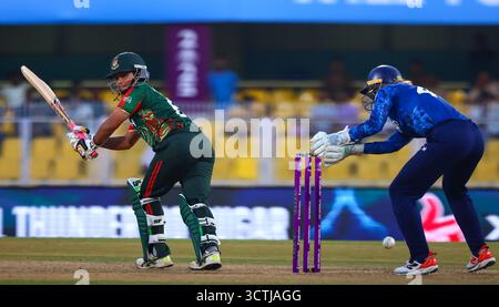 Guwahati, India. 7 ottobre 2025. Sobhana Mostary del Bangladesh durante la partita di Coppa del mondo femminile ICC Inghilterra donne vs Bangladesh donne all'ACA Barsapara Cricket Stadium, Guwahati, Assam/ India, 7 ottobre 2025 (foto di Shubhajit Roy Karmakar/News Images) a Guwahati, India, il 7/10/2025. (Foto di Shubhajit Roy Karmakar/News Images/Sipa USA) credito: SIPA USA/Alamy Live News Foto Stock