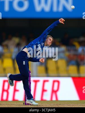 Guwahati, India. 7 ottobre 2025. Charlie Dean dell'Inghilterra ballando durante la partita di Coppa del mondo femminile ICC England Women vs Bangladesh Women at ACA Barsapara Cricket Stadium, Guwahati, Assam/ India, 7 ottobre 2025 (foto di Shubhajit Roy Karmakar/News Images) a Guwahati, India il 7/10/2025. (Foto di Shubhajit Roy Karmakar/News Images/Sipa USA) credito: SIPA USA/Alamy Live News Foto Stock
