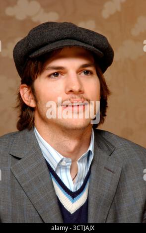 Ashton Kutcher ad una conferenza stampa per l'effetto farfalla. Hotel St Regis, Los Angeles, 22 febbraio 2004 Foto Stock