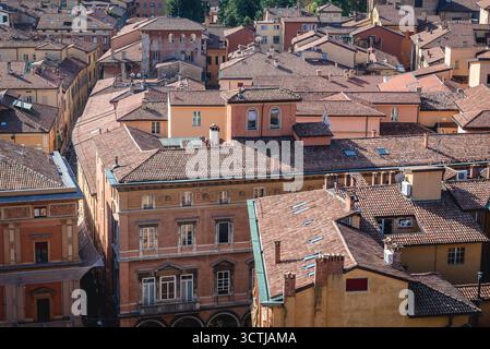 Tetti di edifici residenziali nella parte storica di Bologna, Italia - vista dalla terrazza della Basilica di San Petronio Foto Stock