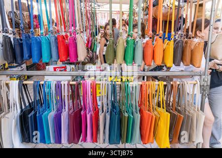 Cassis Francia - agosto 29 2025: Assortimento arcobaleno di borse e borse in pelle in vendita in un mercato all'aperto Foto Stock