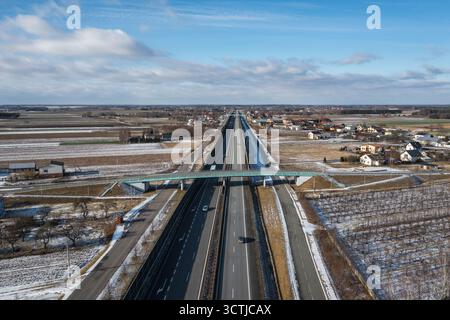 Foto aerea con drone della superstrada S7 vicino al villaggio stare Zdzary, regione di Masovia in Polonia Foto Stock