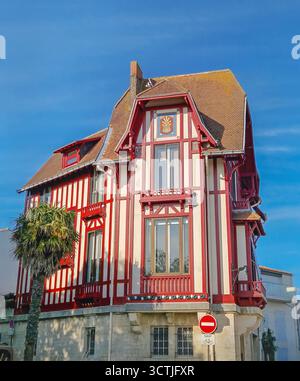La Rochelle, Francia - 8 maggio 2024: La famosa Maison du Chat (Cat Mansion), vivace casa di architettura neo-normanna a graticcio rossa e bianca. Distina Foto Stock