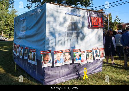 Baltimora, Stati Uniti. 5 ottobre 2025. 5 ottobre 2025, Baltimora, Maryland, Stati Uniti. I residenti di Baltimora preparano la loro sukkah di casa per Sukkot, il festival del raccolto ebraico osservato mangiando e trascorrendo del tempo in rifugi temporanei. (Foto di Robyn Stevens Brody/Sipa USA) credito: SIPA USA/Alamy Live News Foto Stock