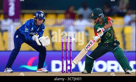 Guwahati, India. 7 ottobre 2025. Sobhana Mostary del Bangladesh batte un for durante la partita di Coppa del mondo femminile ICC Inghilterra donne vs Bangladesh donne all'ACA Barsapara Cricket Stadium, Guwahati, Assam/ India, 7 ottobre 2025 (foto di Shubhajit Roy Karmakar/News Images) a Guwahati, India il 7/10/2025. (Foto di Shubhajit Roy Karmakar/News Images/Sipa USA) credito: SIPA USA/Alamy Live News Foto Stock