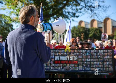 Baltimora, Stati Uniti. 5 ottobre 2025. 5 ottobre 2025, Baltimora, Maryland, Stati Uniti. Le persone si riuniscono a Baltimora per celebrare due anni dagli attacchi del 7 ottobre in Israele, ricordando gli ostaggi ancora detenuti a Gaza e chiedendo il loro rilascio. L'evento includeva preghiere, discorsi e manifestazioni in onore di coloro che furono rapiti durante l'assalto di Hamas. (Foto di Robyn Stevens Brody/Sipa USA) credito: SIPA USA/Alamy Live News Foto Stock