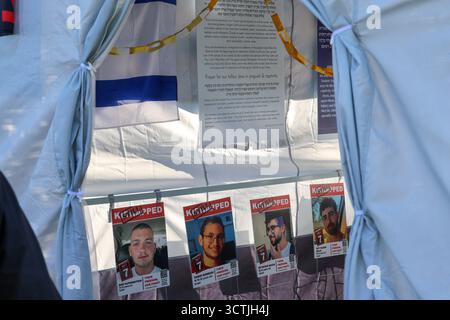 Baltimora, Stati Uniti. 5 ottobre 2025. 5 ottobre 2025, Baltimora, Maryland, Stati Uniti. Le persone si riuniscono a Baltimora per celebrare due anni dagli attacchi del 7 ottobre in Israele, ricordando gli ostaggi ancora detenuti a Gaza e chiedendo il loro rilascio. L'evento includeva preghiere, discorsi e manifestazioni in onore di coloro che furono rapiti durante l'assalto di Hamas. (Foto di Robyn Stevens Brody/Sipa USA) credito: SIPA USA/Alamy Live News Foto Stock