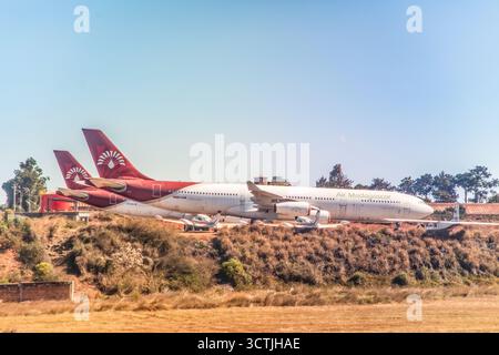 Antananarivo, Madagascar - 5 ottobre 2023: Aereo Madagascar parcheggiato in collina con design a coda rossa e alberi verdi sullo sfondo. Foto Stock